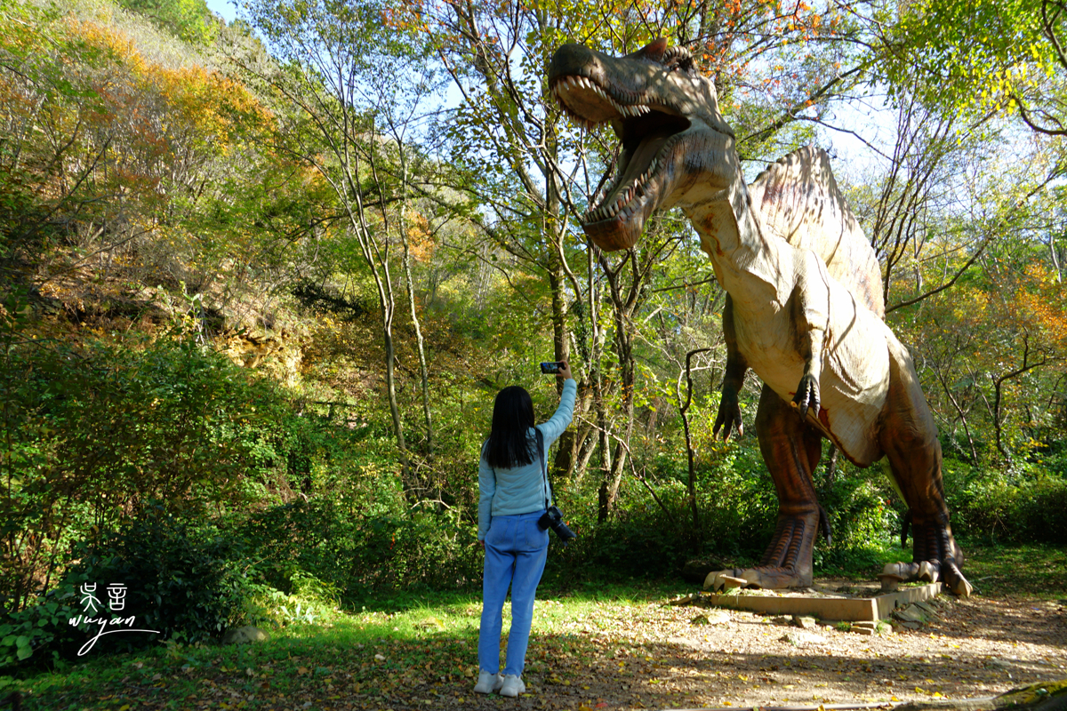 Life-Size Animatronic Dinosaur