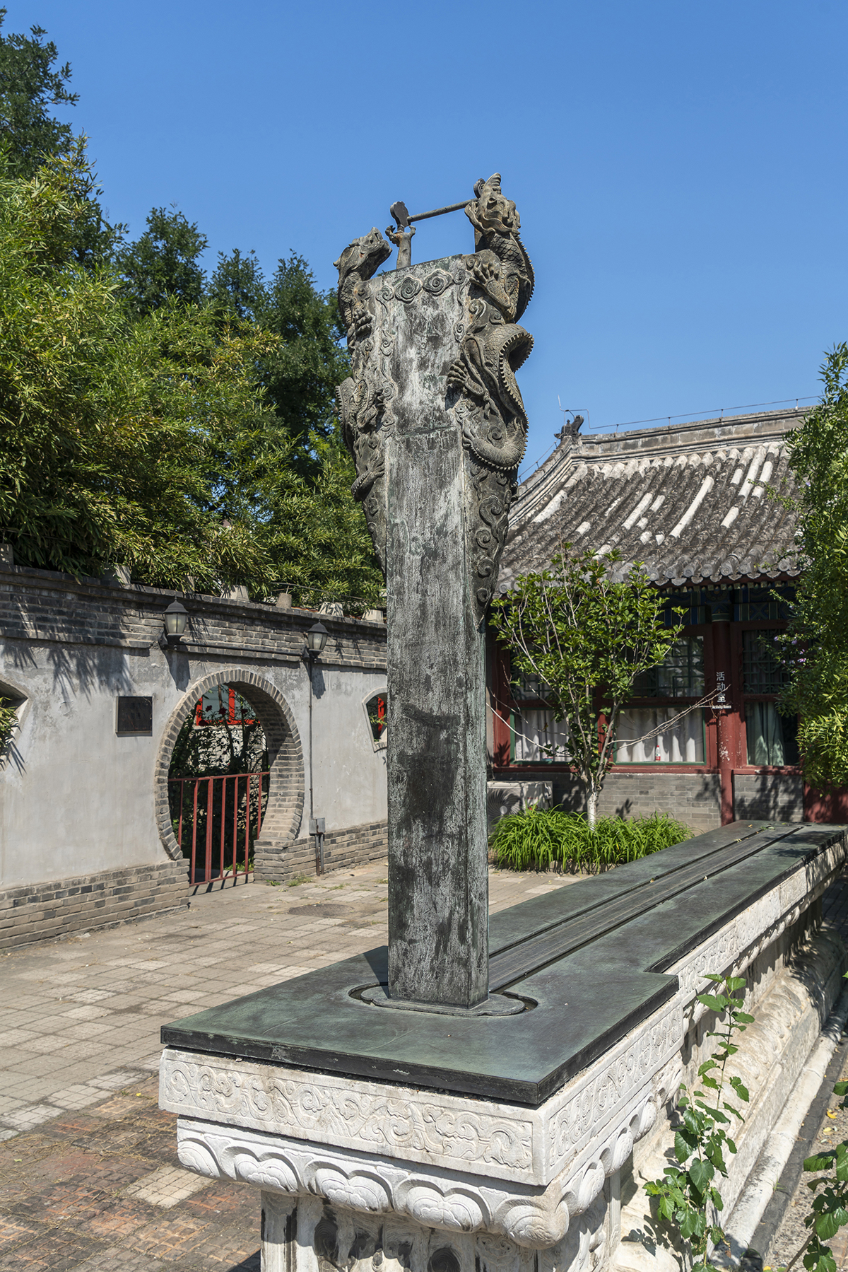 Gnomon shadow-measuring device