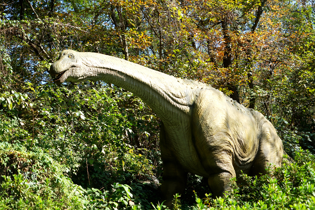 Giant Dinosaurs at Entrance