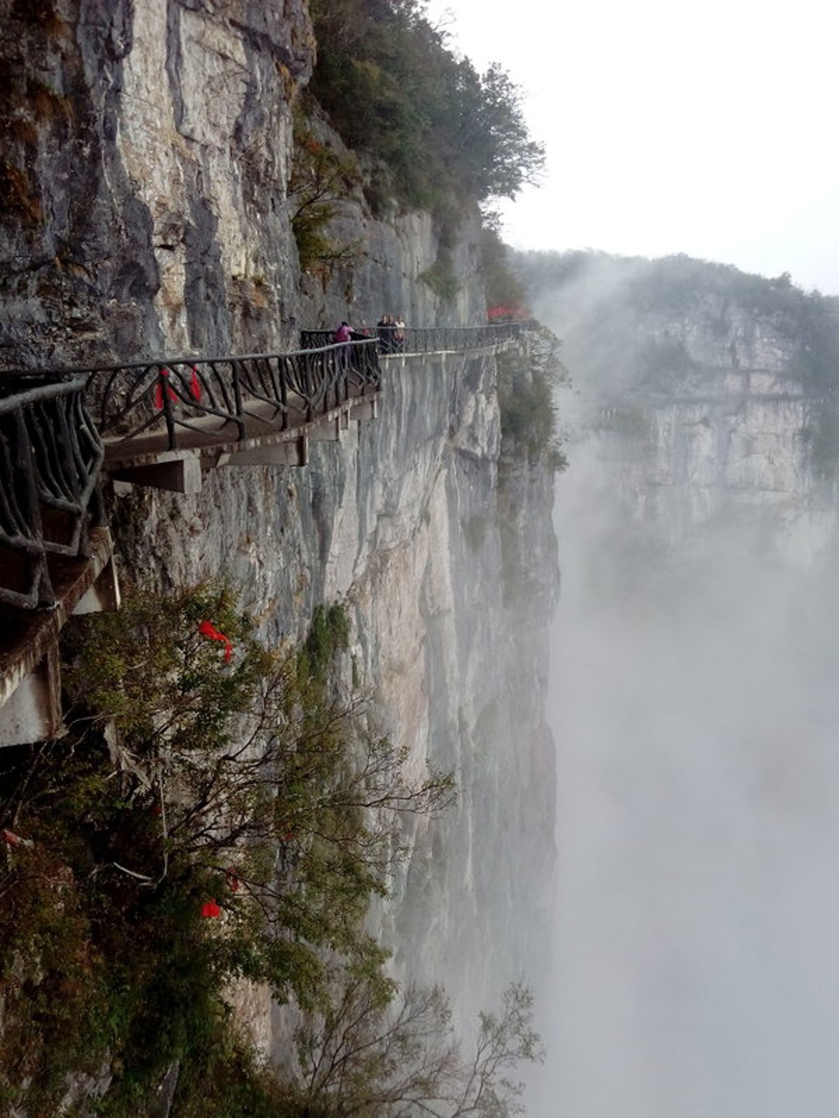 Tianmen Mountain glass skywalk