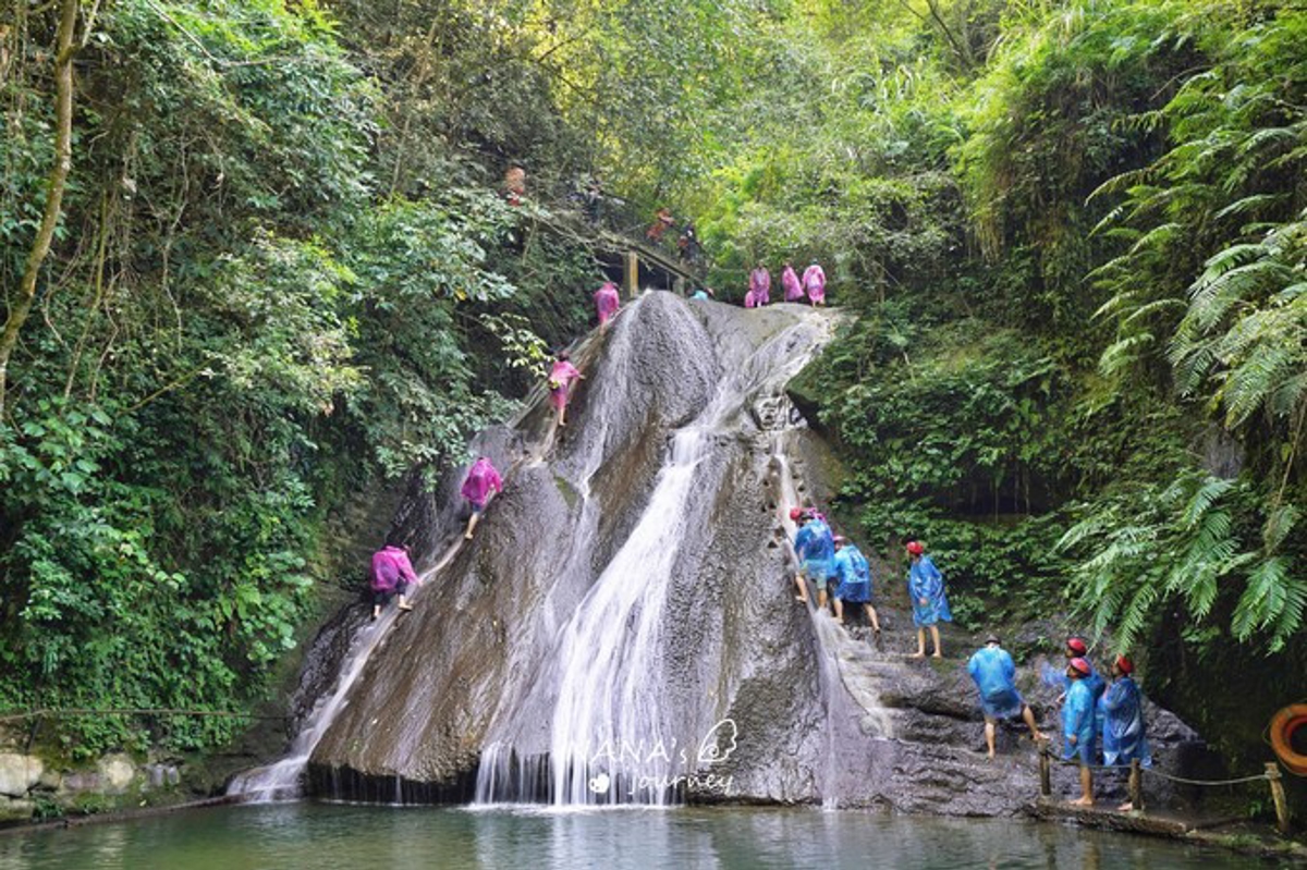 Climbing Gudong Waterfall