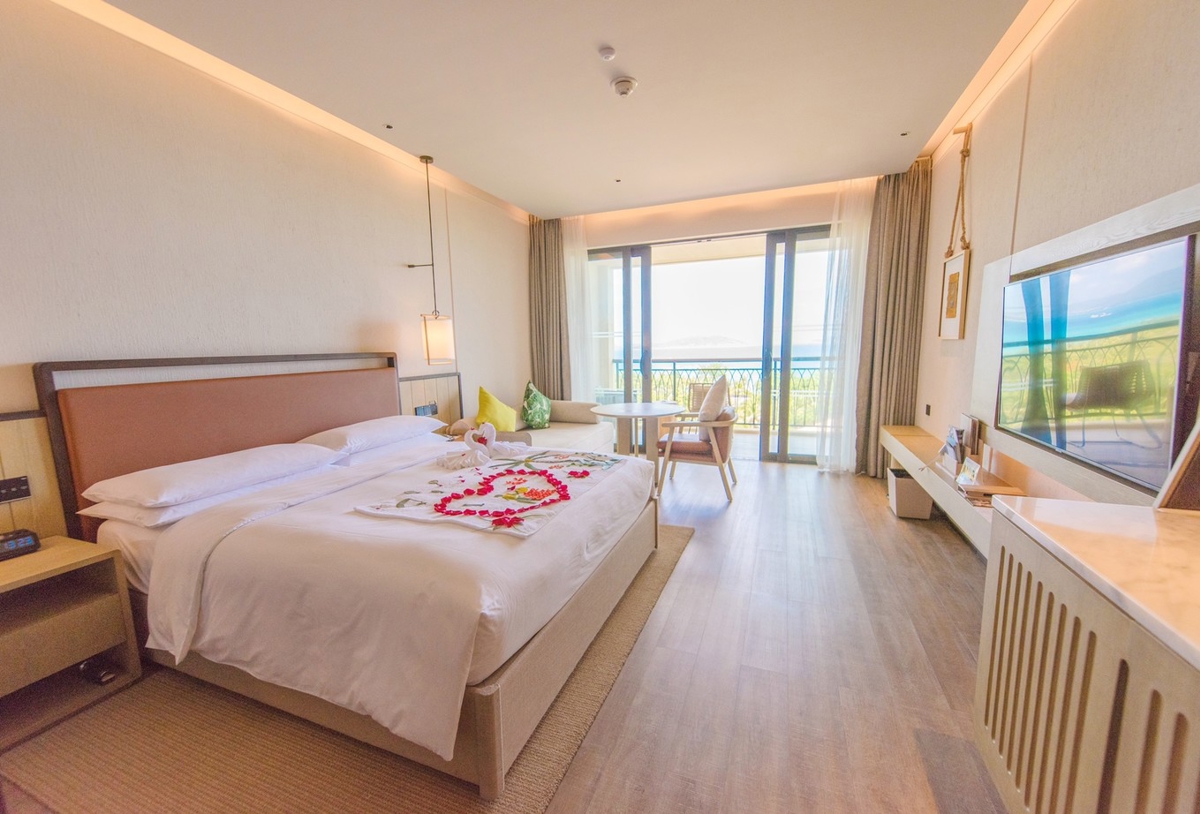 Bathroom with ocean view bathtub