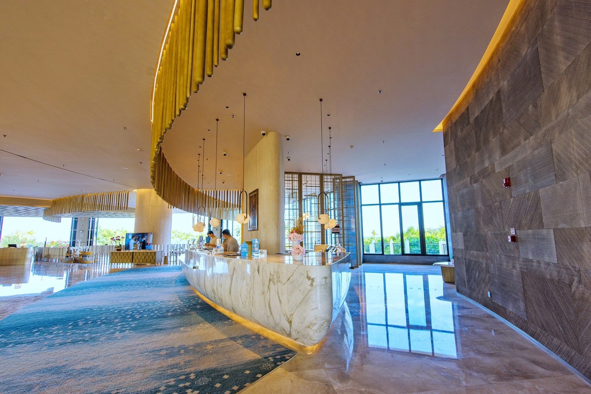 Fountain with decorative spheres