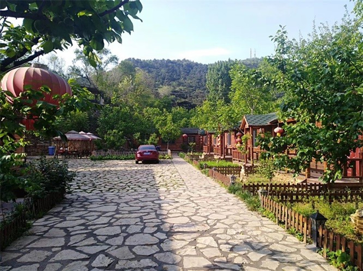 Yixian Yinju Farmhouse courtyard