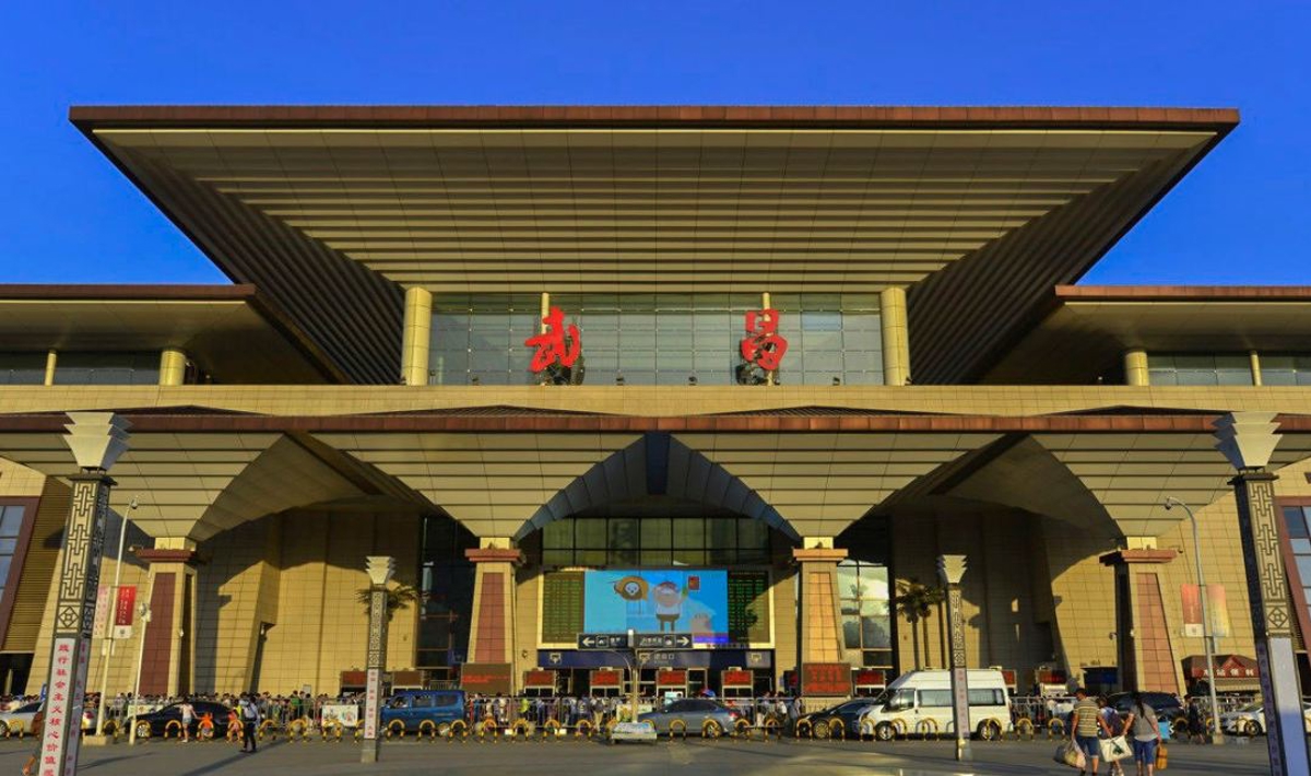 Han Street architecture and shopping