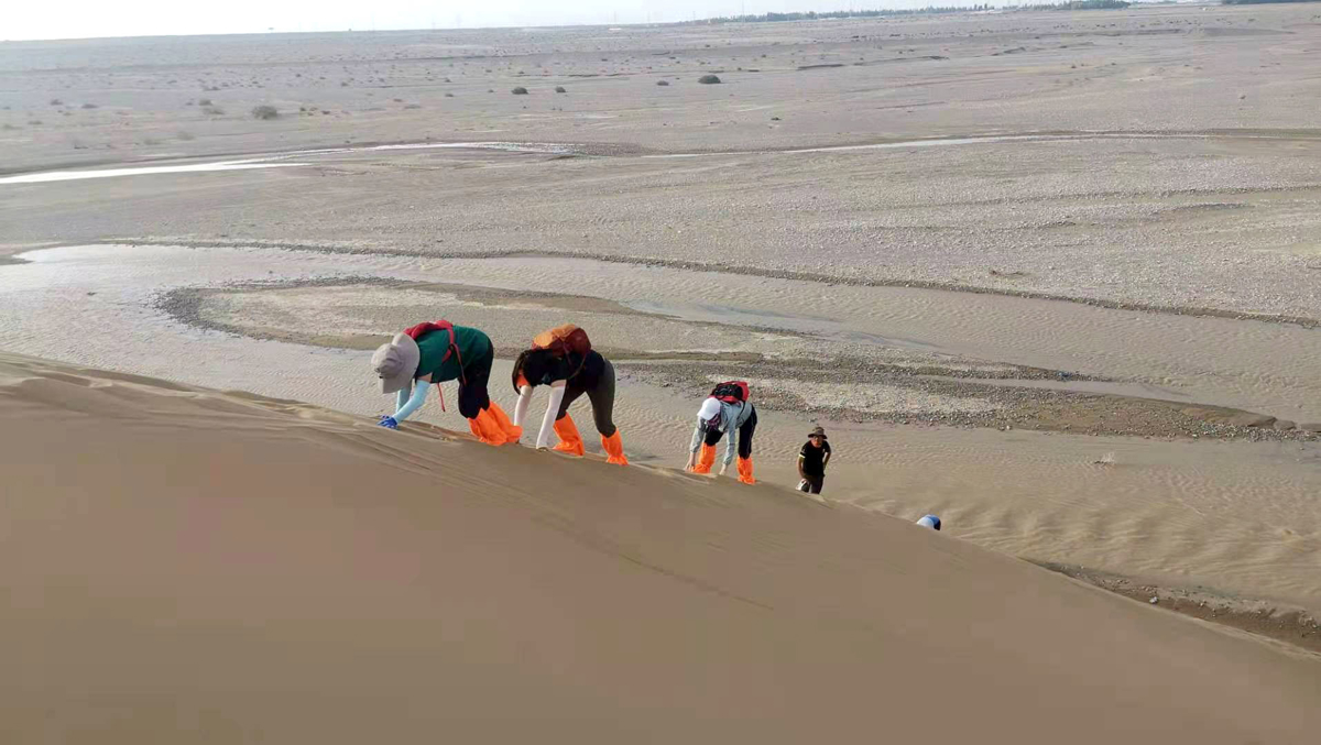 Desert landscape at Mingsha Mountain