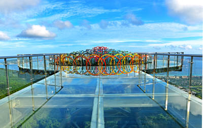 Panoramic Ocean-View Glass Skywalk