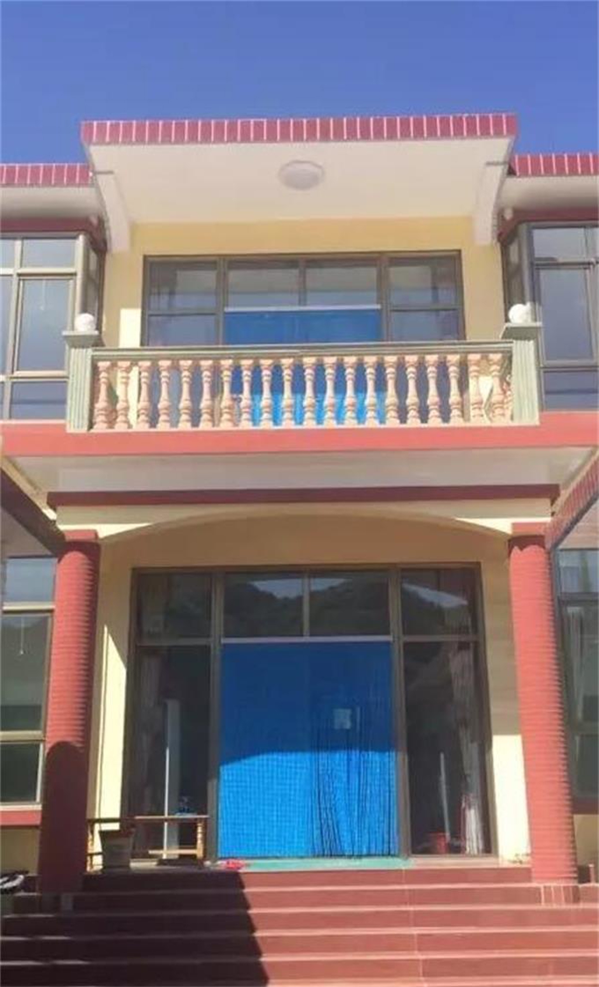 Pear blossoms in the mountains