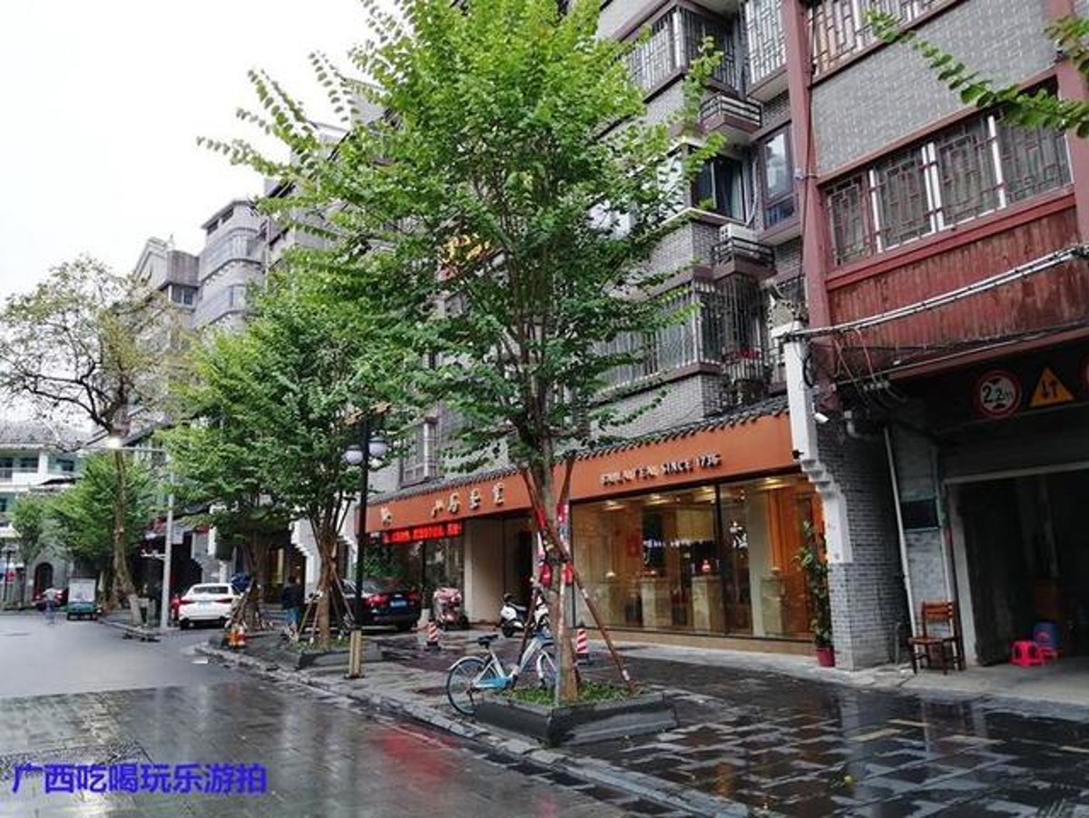 Donghua Road by Lijiang River