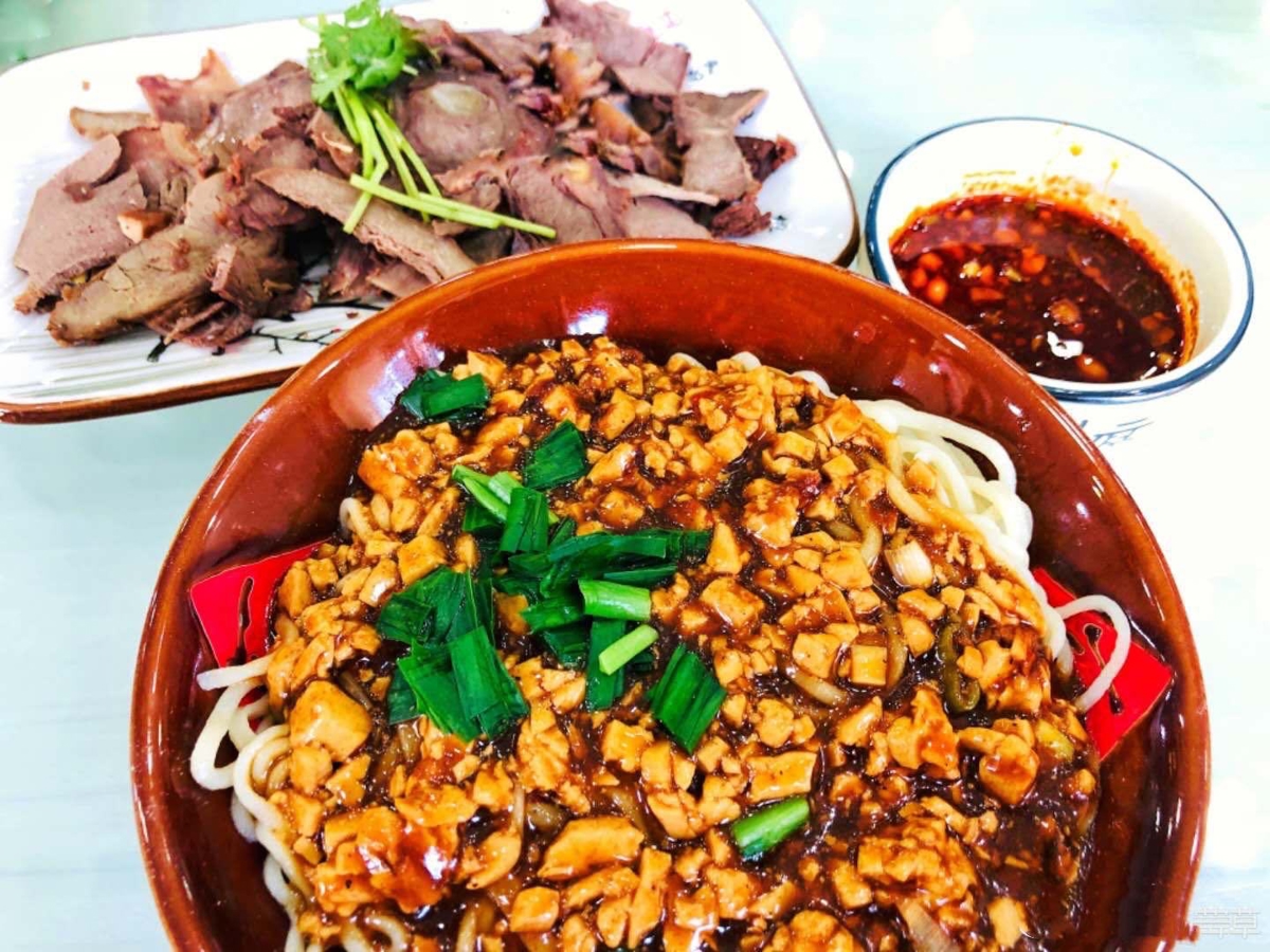 Donkey meat with yellow noodles