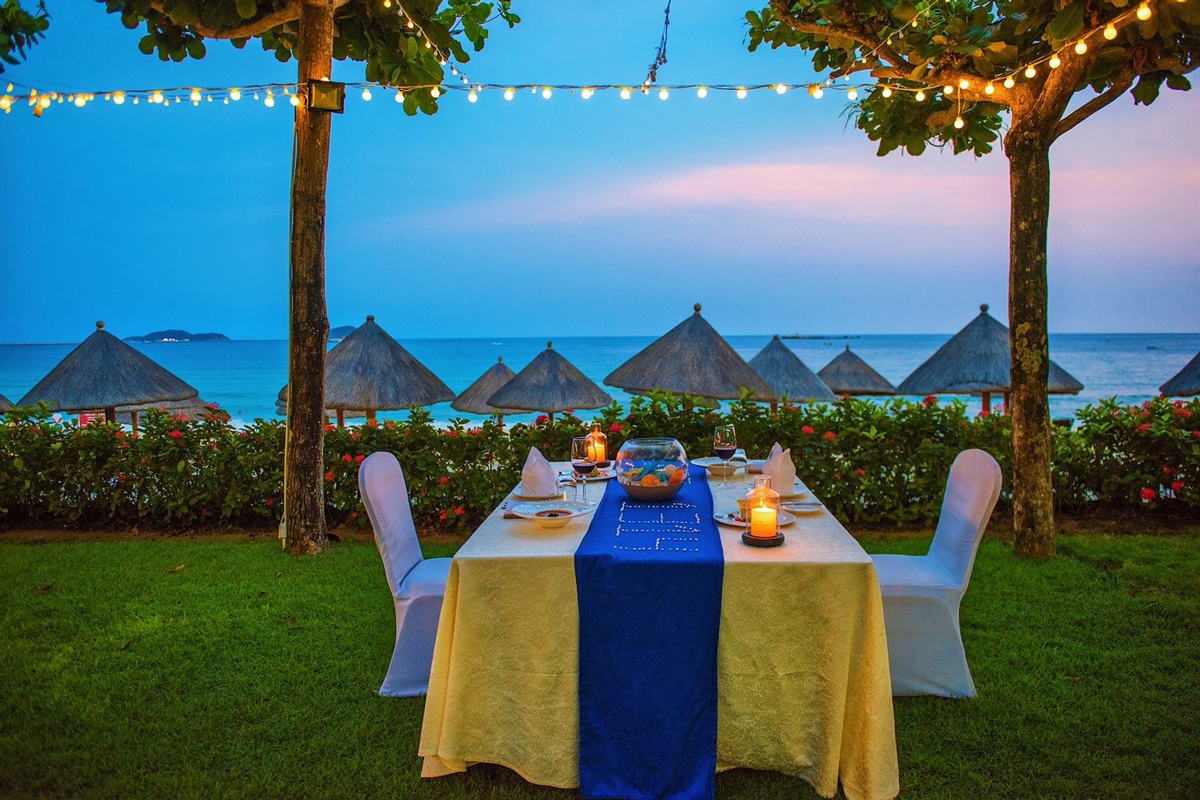 Candlelit dinner on the beach