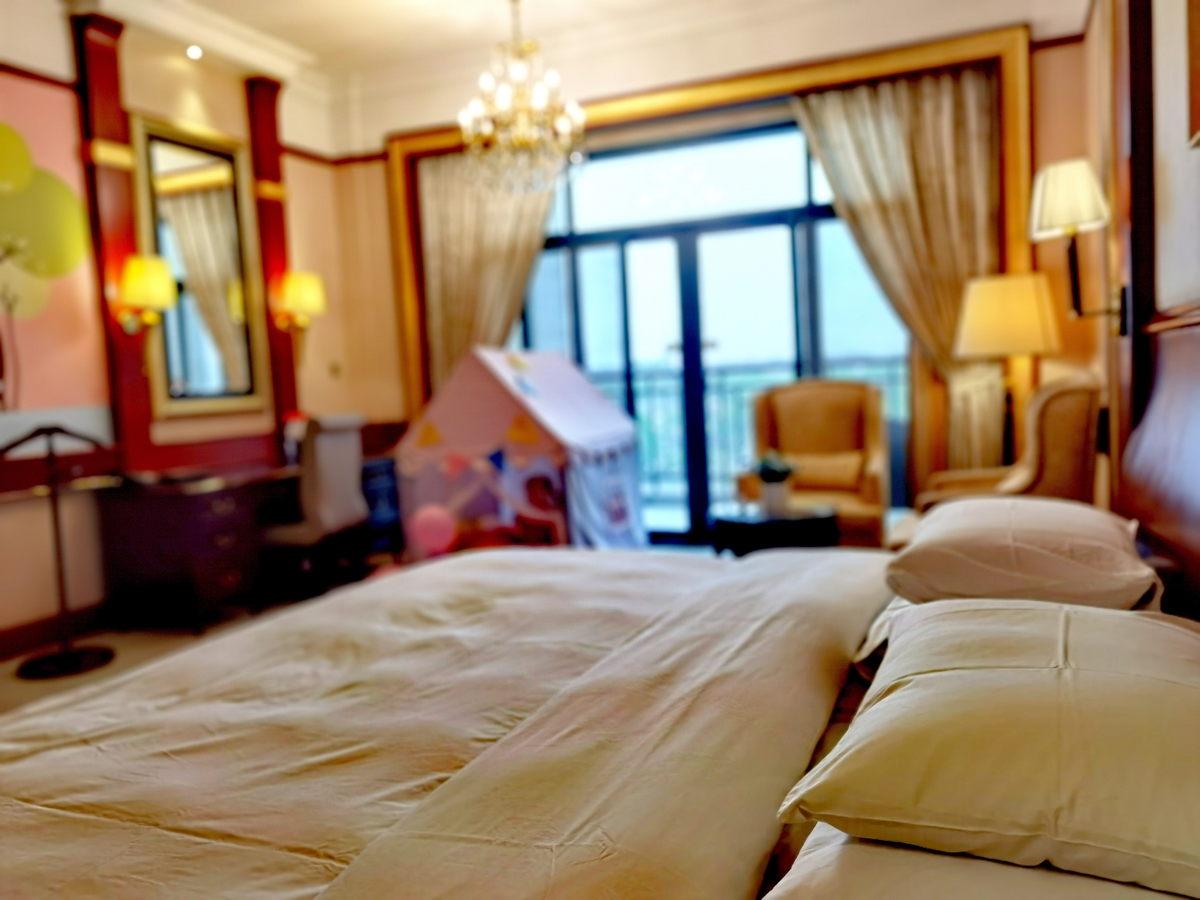 Spacious 60sqm swan-themed family room with tent