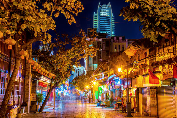 Kunming Central Axis Walk: Golden Horse & Jade Rooster to Green Lake Park