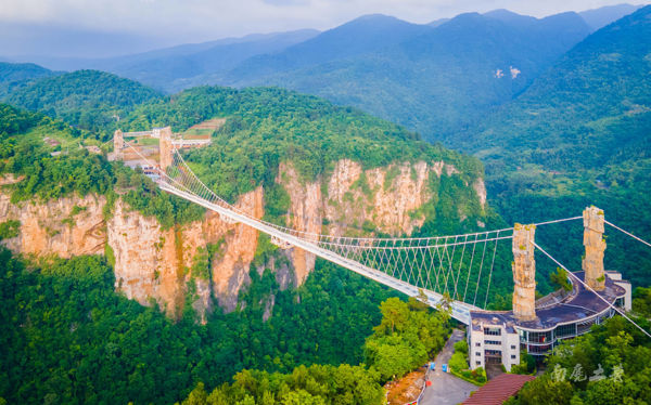 Walking on the World's Highest and Longest Glass Bridge in Zhangjiajie: Do You Have Leg Weakness?