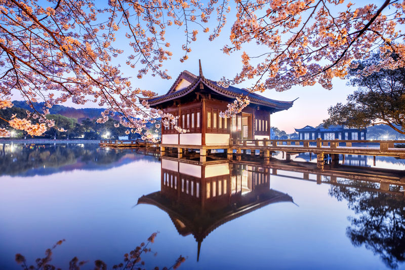 Quyuan Fenghe (Breeze-Ruffled Lotus at Quyuan)