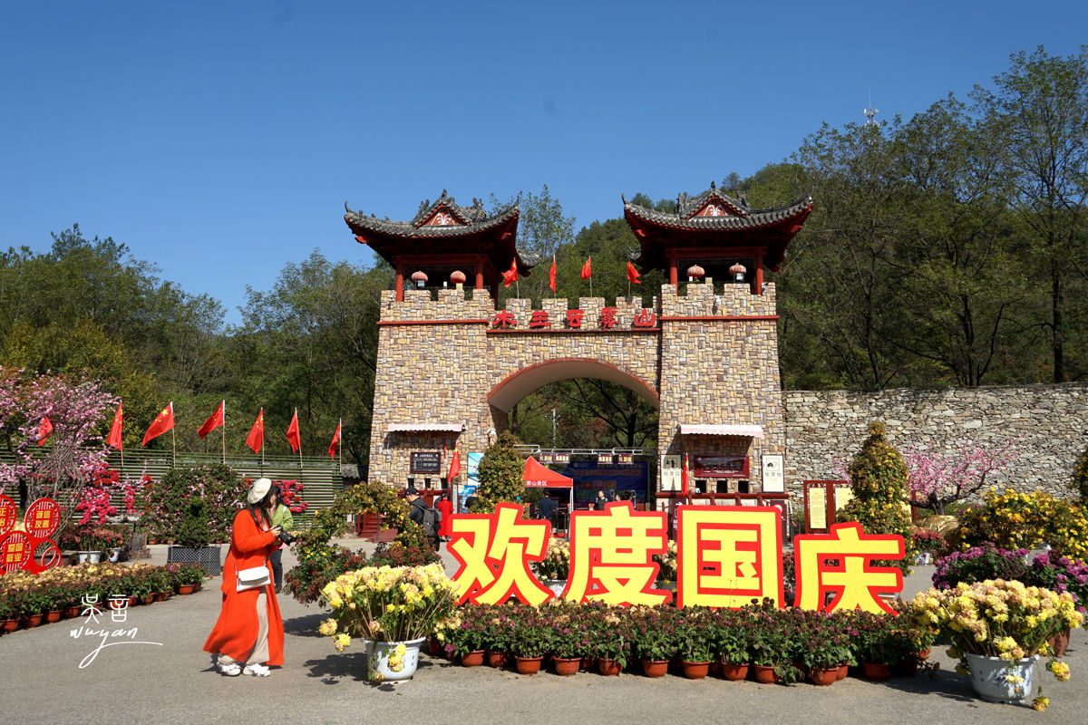 Wuhan's Highest Peak: Among the Clouds, a Guinness World Record, and the City's Ultimate Photo Spot