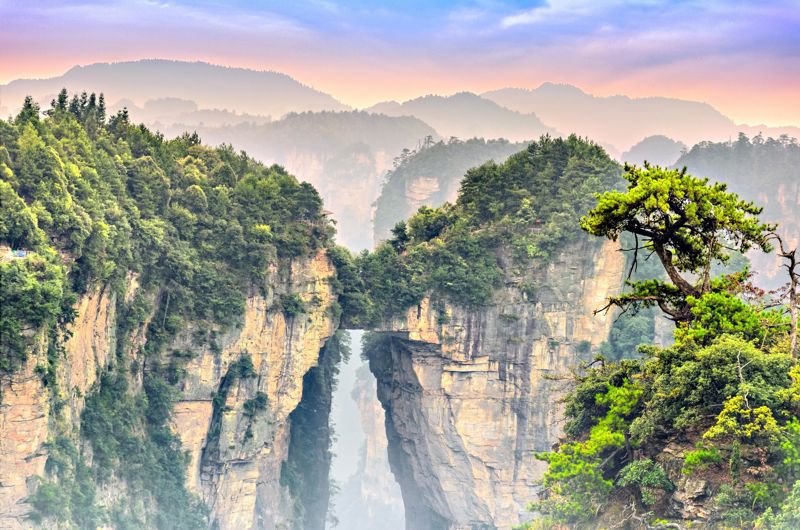 Tianxia Diyi Qiao (The First Bridge Under Heaven)