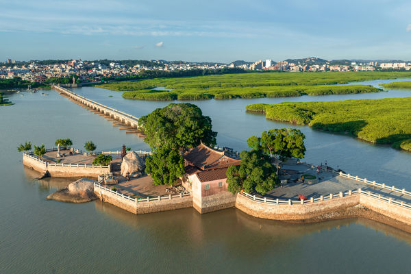 Luoyang Bridge & Chongwu Ancient City Coastal Culture Day Trip